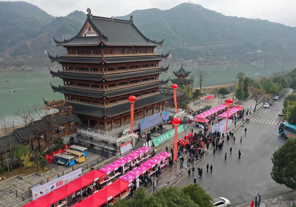 瀘溪電商年貨節(jié)火熱開(kāi)啟 消費(fèi)扶貧讓特色農(nóng)產(chǎn)品“俏”起來(lái)